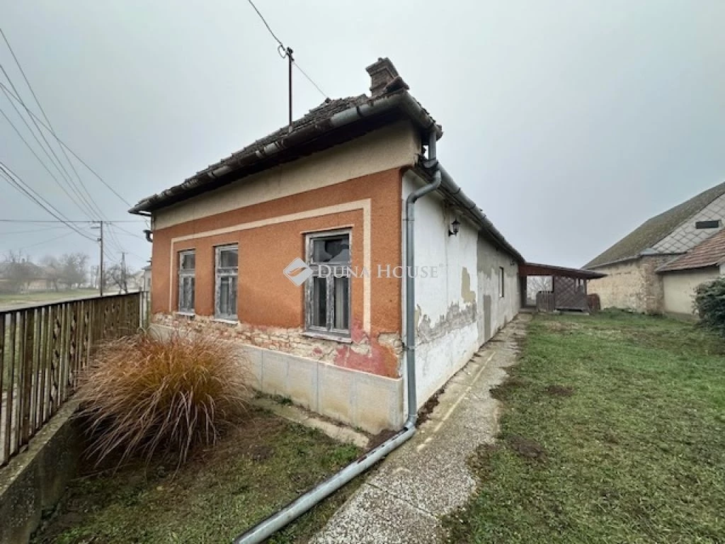 Eladó ház, Györköny