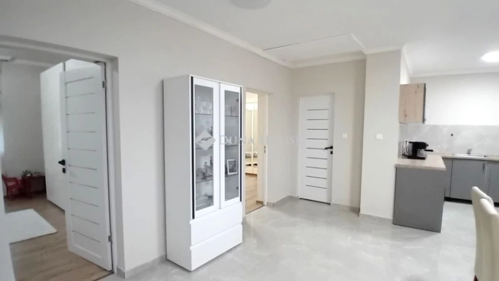 Eladó ház, Ságvár