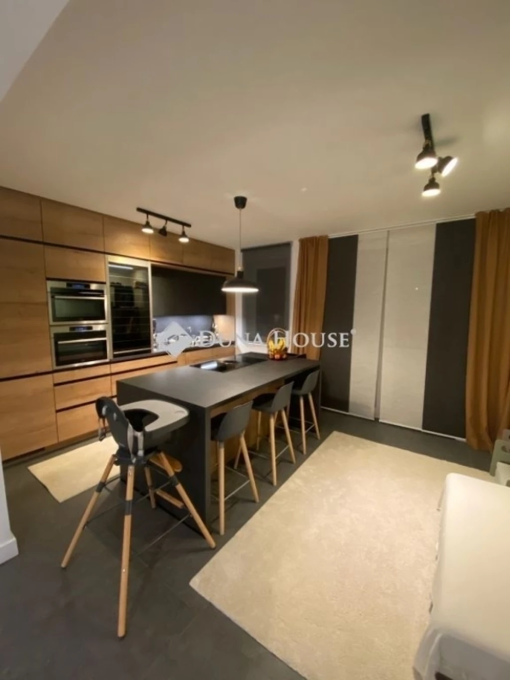 Eladó újszerű, napfényes, 5 szobás ikerház, Sződliget