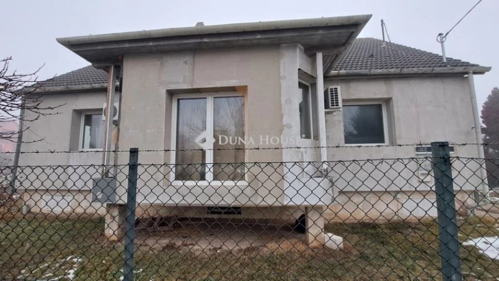 Eladó 4 szobás ház, garázzsal, wellness résszel, Tápiószecső
