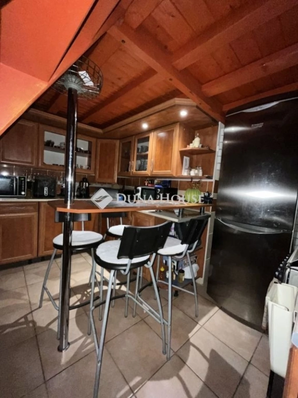 Eladó lakás, Hajmáskér