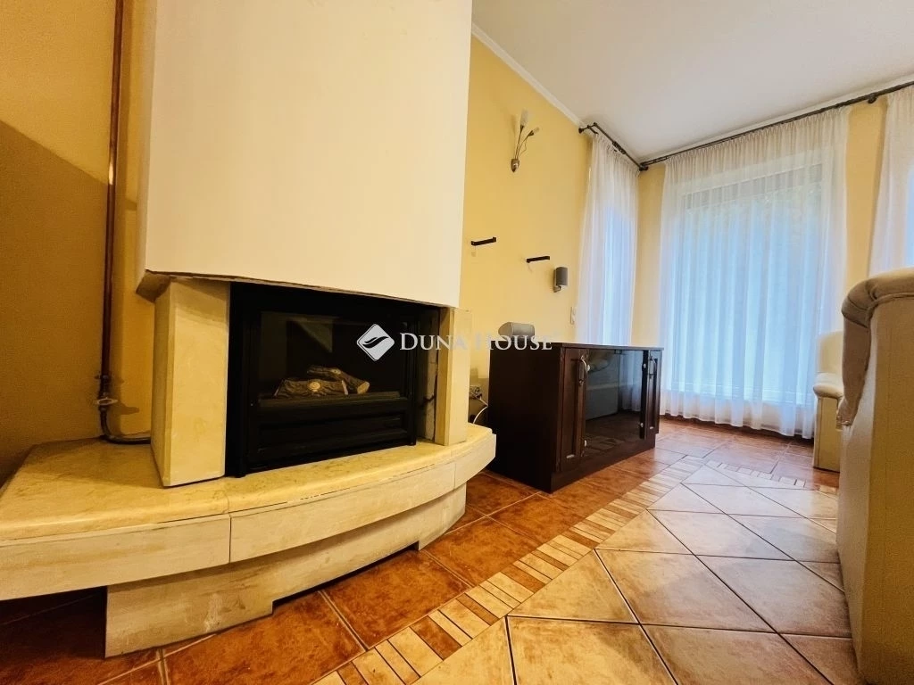 c3-1-name c2-1-name, Mogyoród, Alkotmány út