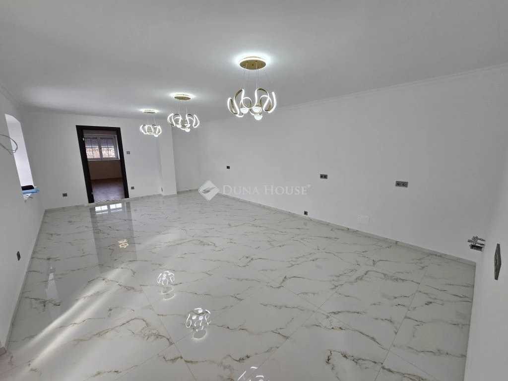 Eladó ház, Lajoskomárom