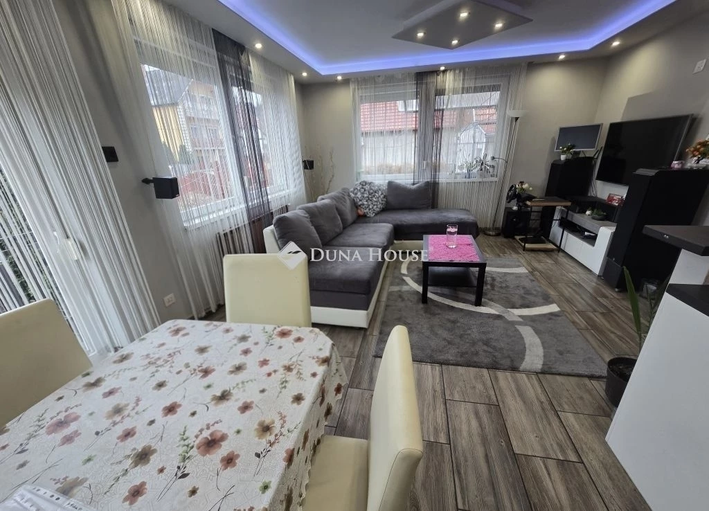 Eladó ikerház fél, 4 szoba, dupla fürdő, Pécel központ közelében