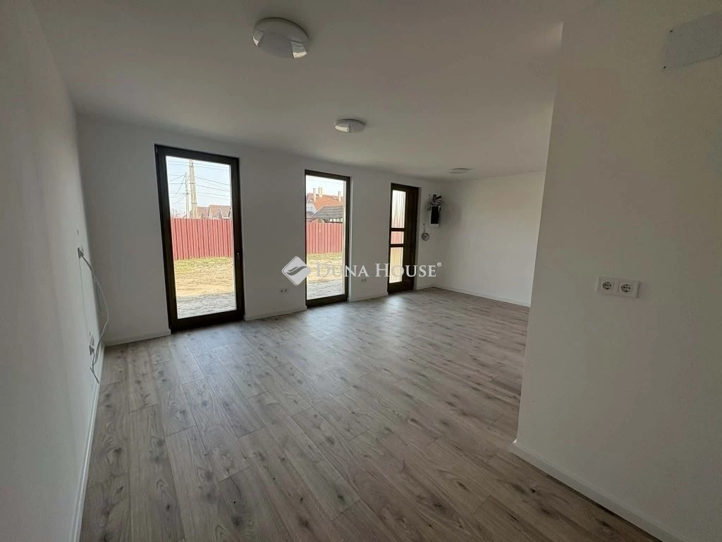 Eladó új építésű sorházi lakás  Tura