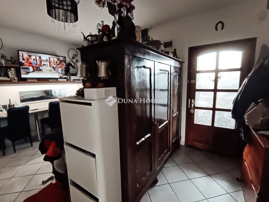 Eladó nappali+2 szobás, teraszos, klímás ház, Dány