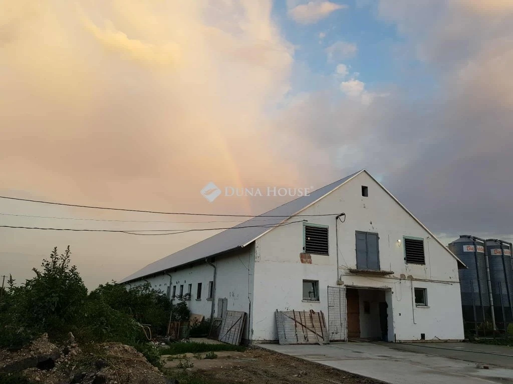 Barofitelep, 2 épület 2700m2, 4 hektár területen