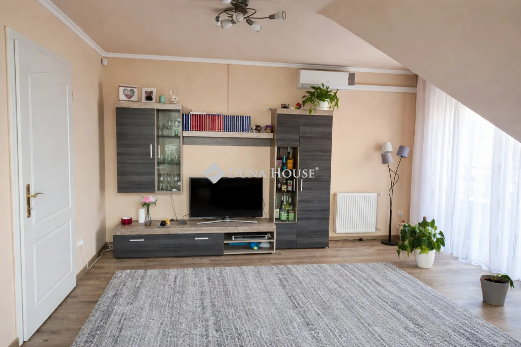 Eladó erkélykapcsolatos, 3 szobás  lakás, Budapest 17. ker.