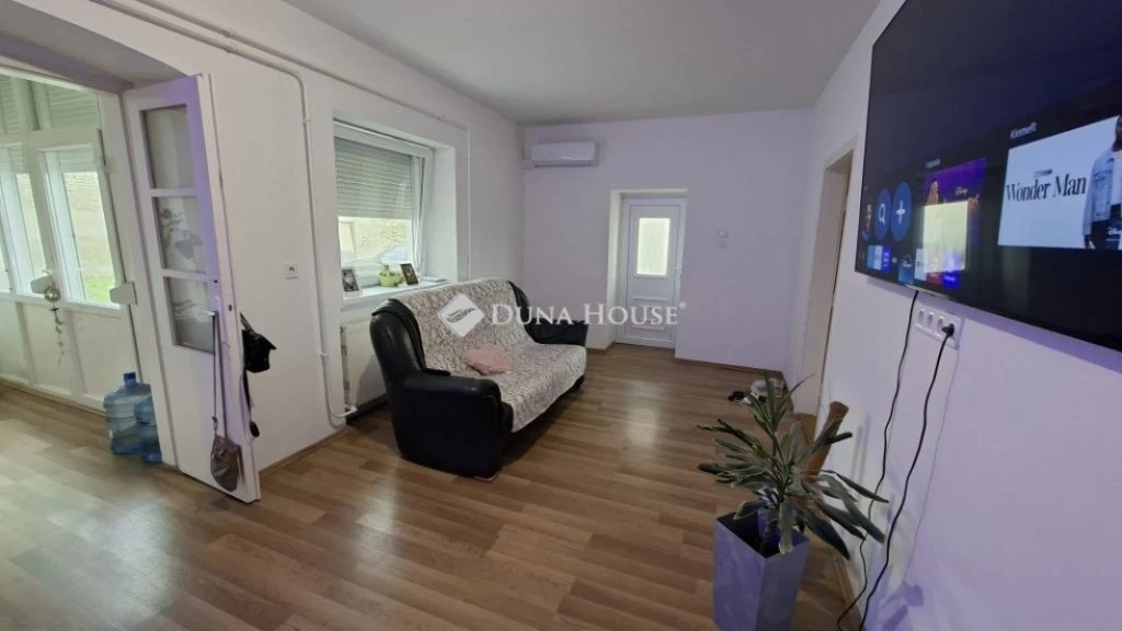 Eladó ház, Tamási