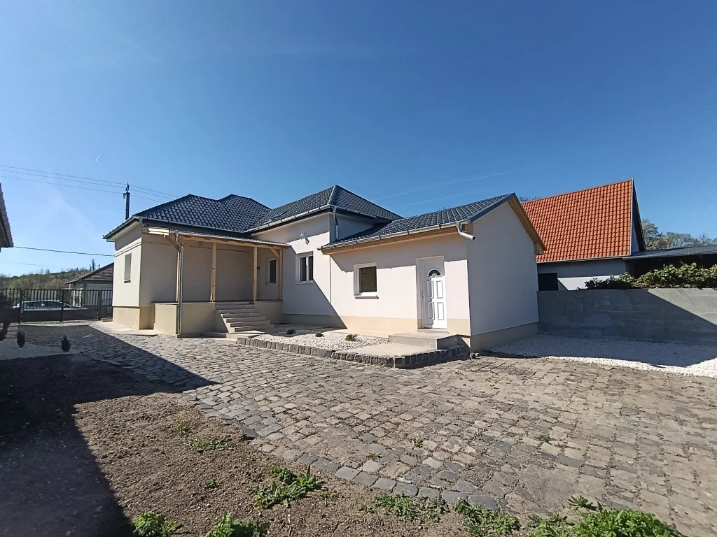 c3-1-name c2-1-name, Bag, Petőfi tér