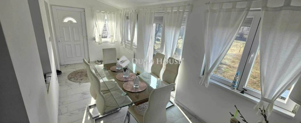 Eladó ház, Veresegyház központjában, nagy  telekkel