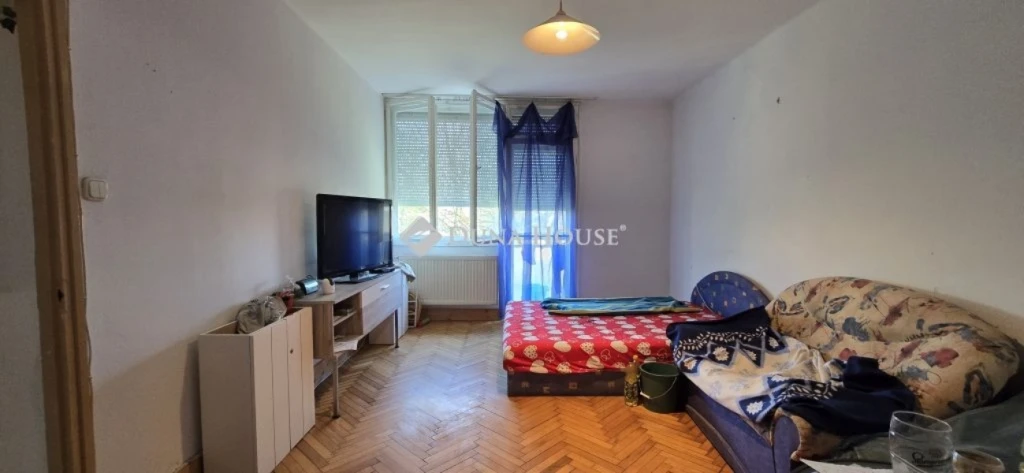 Eladó lakás, Hajmáskér