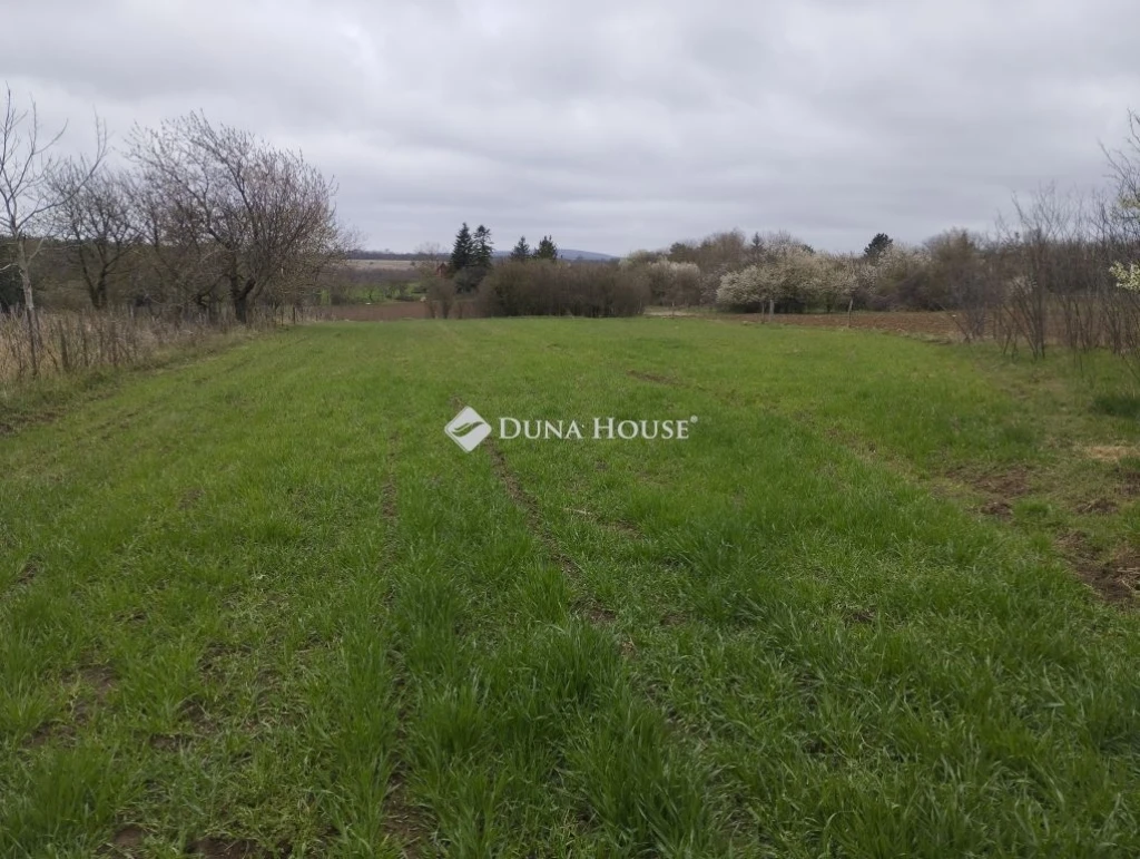 Eladó telek, Isztimér