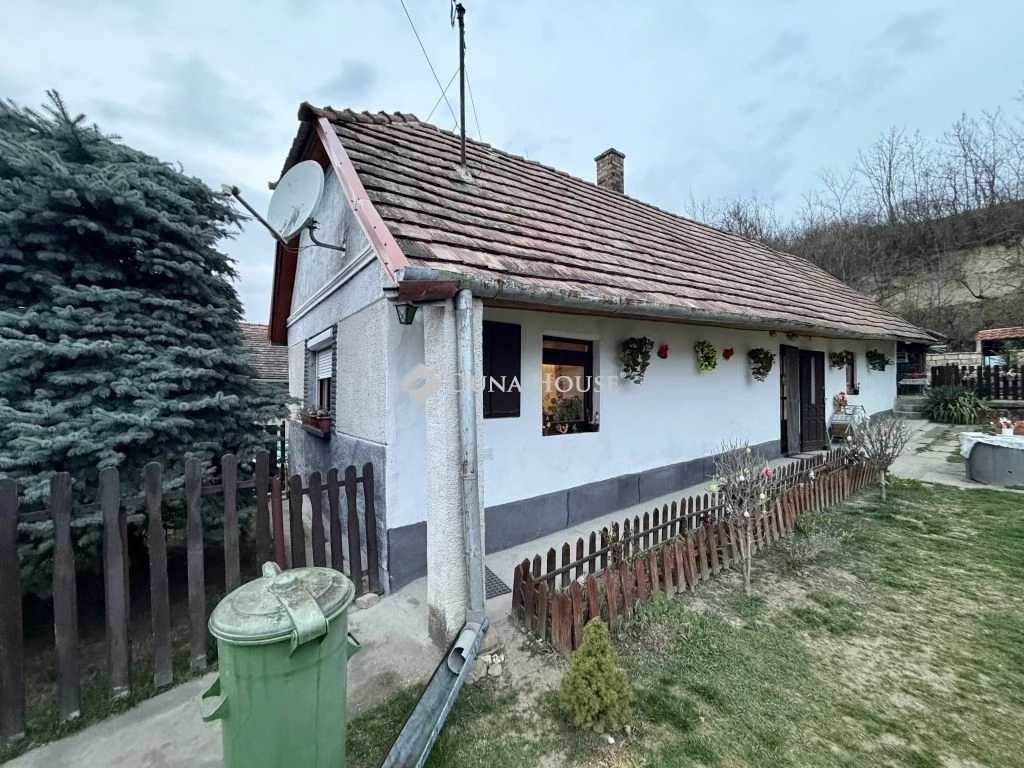 c3-1-name c2-1-name, Vértesacsa