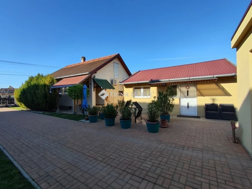 Eladó ház, Baracska