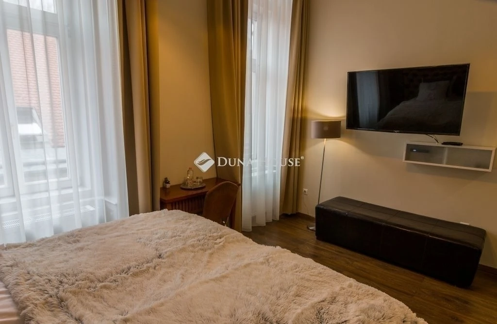 Gozsdu udvar közelében