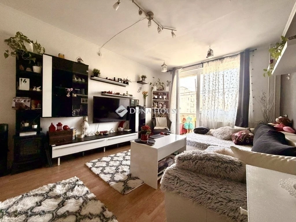 Eladó 3 szobás, erkélyes lakás, Budapest 15. ker.Zsókavár utca