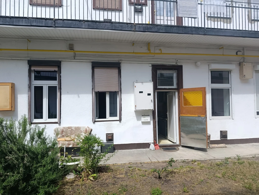 Újpesten kis garzon, belső kertre néző, csendes