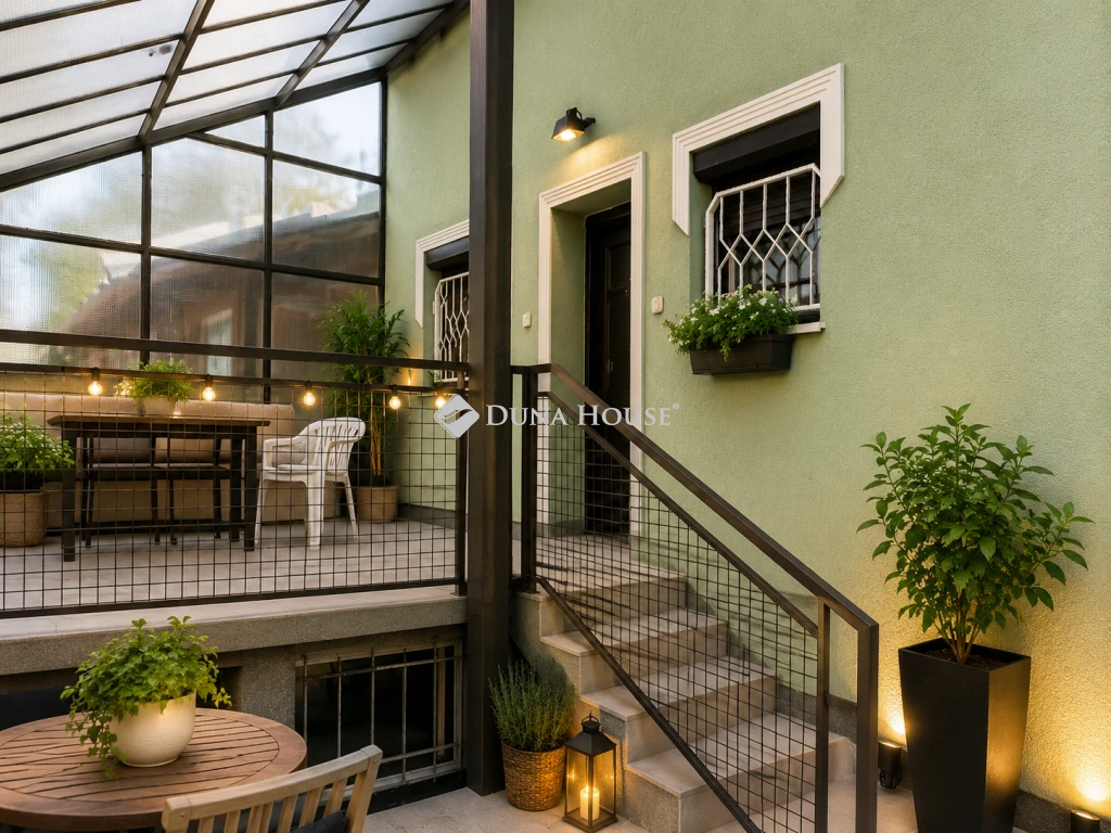 Eladó 4 szobás, duplakmfortos családi ház, medencével, szaunával Budapest 15. ker.