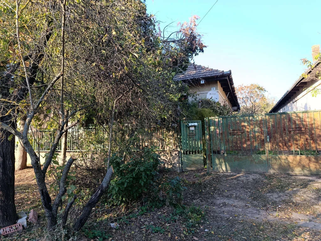 Valkón központban telek, bontandó házzal