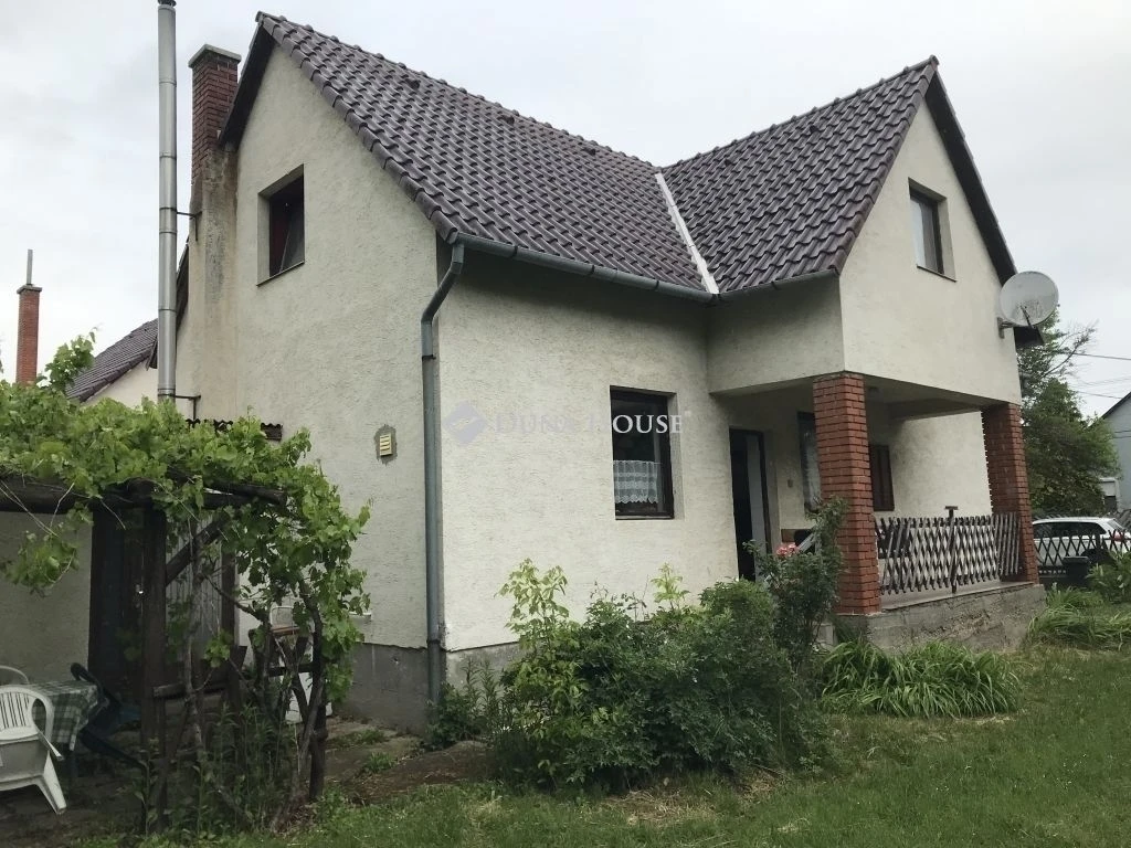 4 szoba+nappali, központhoz közeli családi ház.