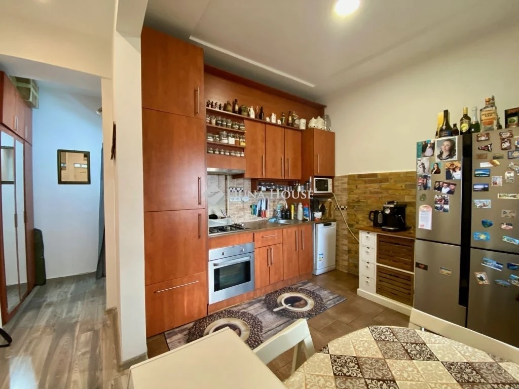 Eladó 2 szobás, kertkapcsolatos ház, Budapest 15. ker.