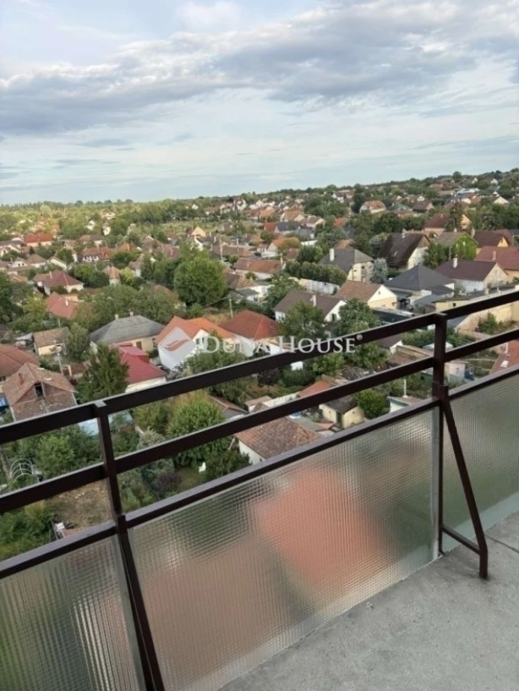 Eladó 2 szobás, magas emeleti, panorámás, erkélyes lakás, Budapest 17. ker.