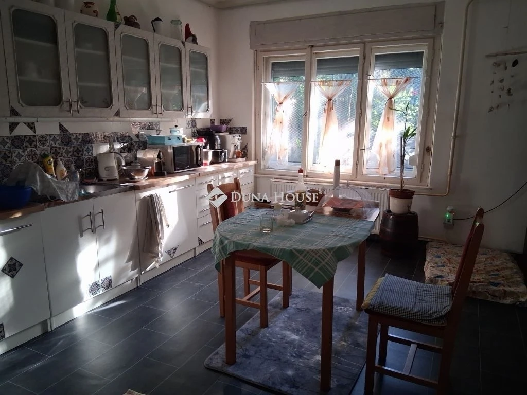 Eladó ház, Bakonykúti