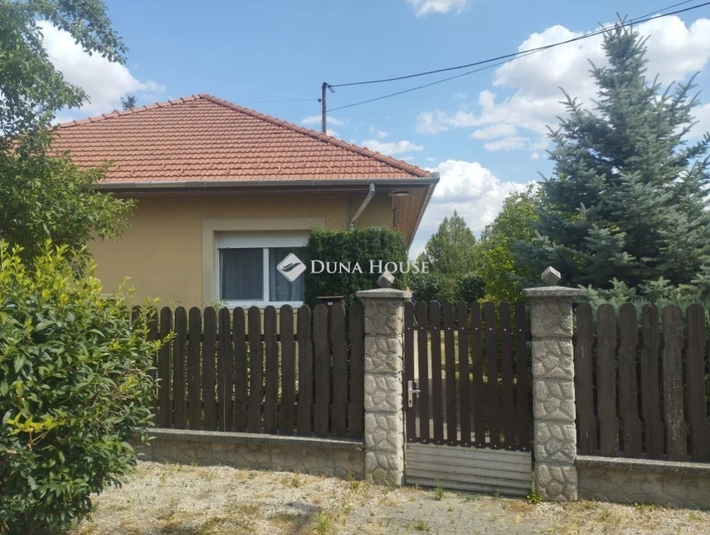 Eladó ház, Csákvár