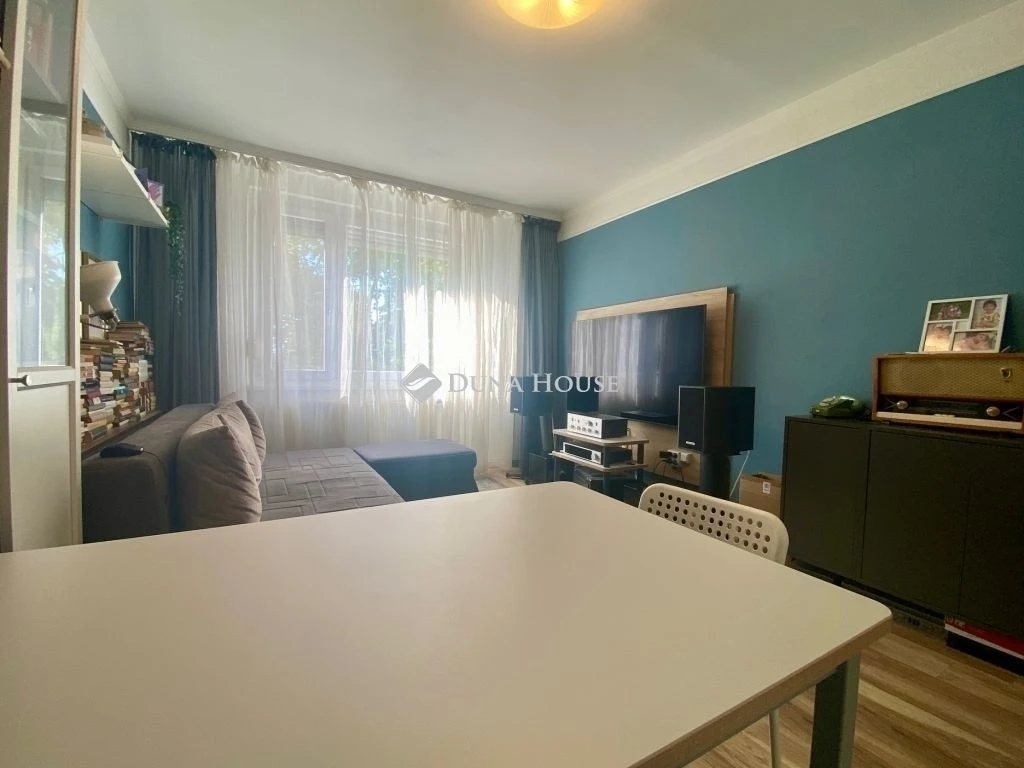 Eladó felújított 3 szobás lakás, Budapest 15. ker.
