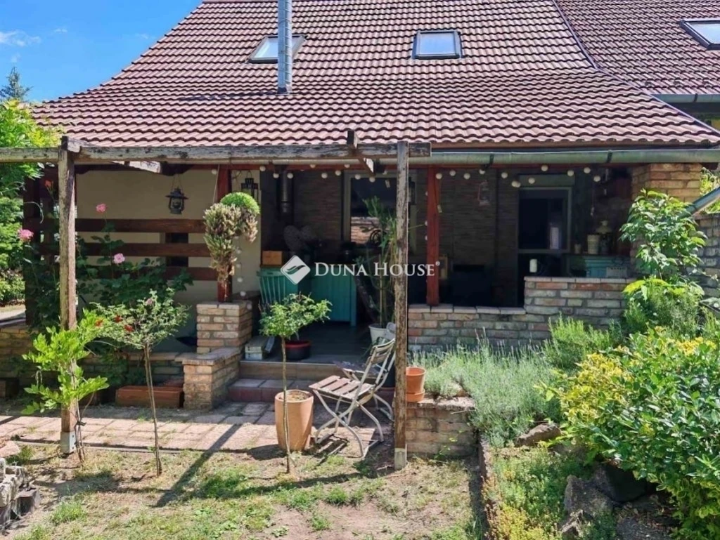 Eladó 2 szoba+ nappalis, garázsos családi ház, Tápiószecső