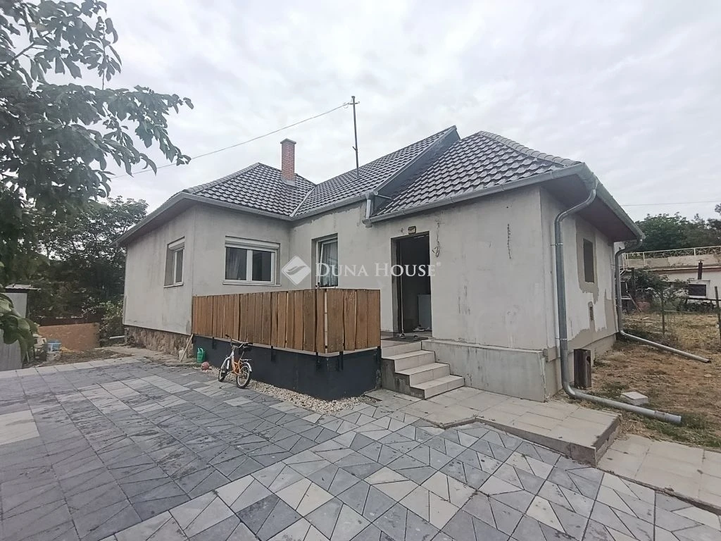 Eladó felújított, 3 szobás ház, Valkó