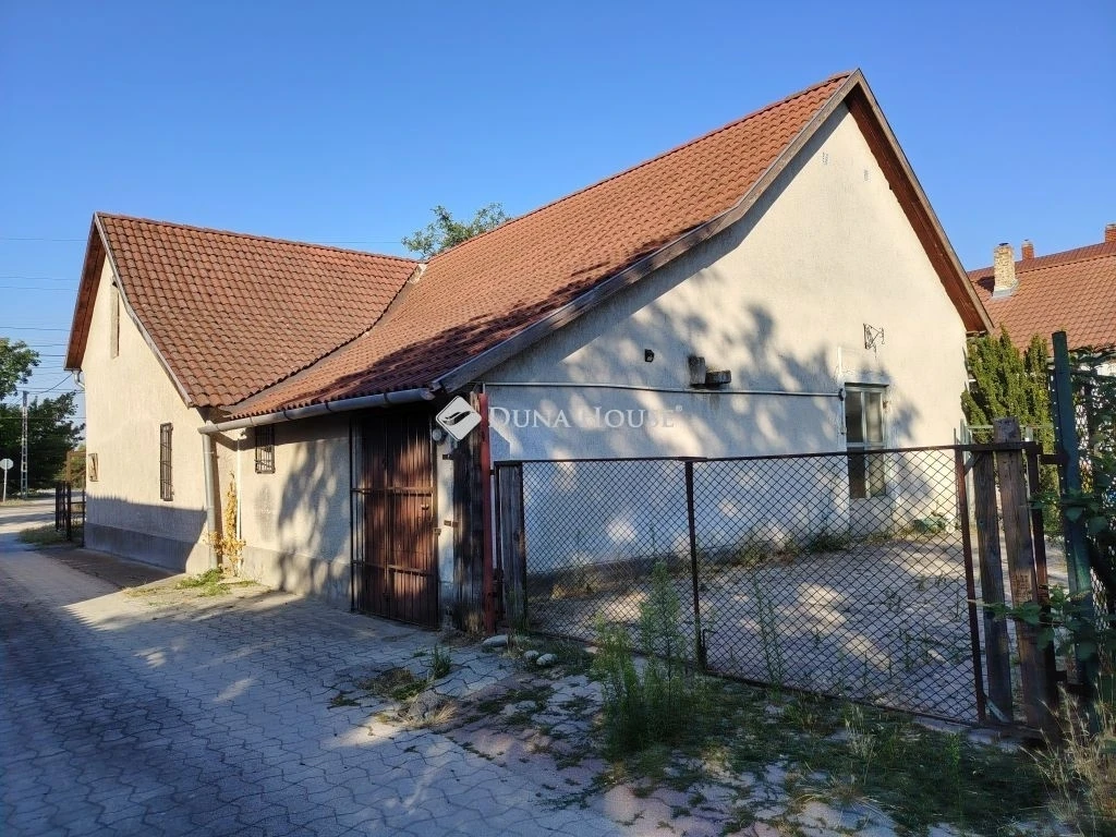 Eladó Üzlethelyiség, Szabadbattyán