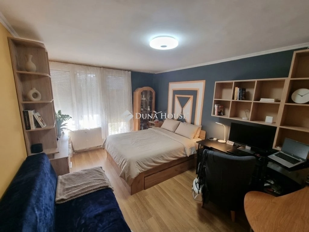 Központban, 2 szobás, 4.emeleti lakás