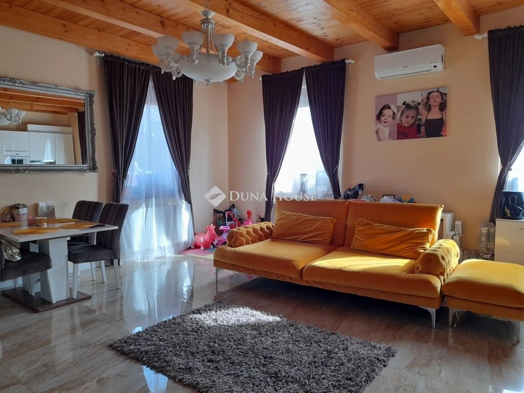 Prémium családi ház Mogyoródon, hatalmas terasz, szaunás rönkház, 1641 m²-es parkosított telek!