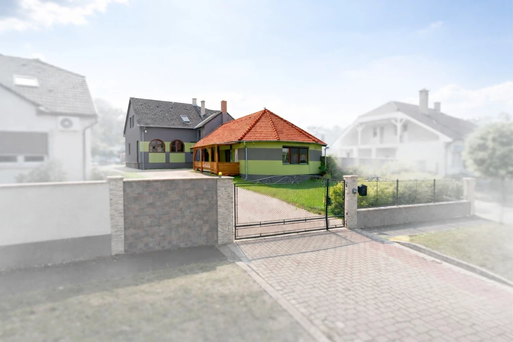 Vásárolj 29 éves, sokszobás családi házat 3 lakórésszel és kemencével Győr-Ménfőcsanakon!