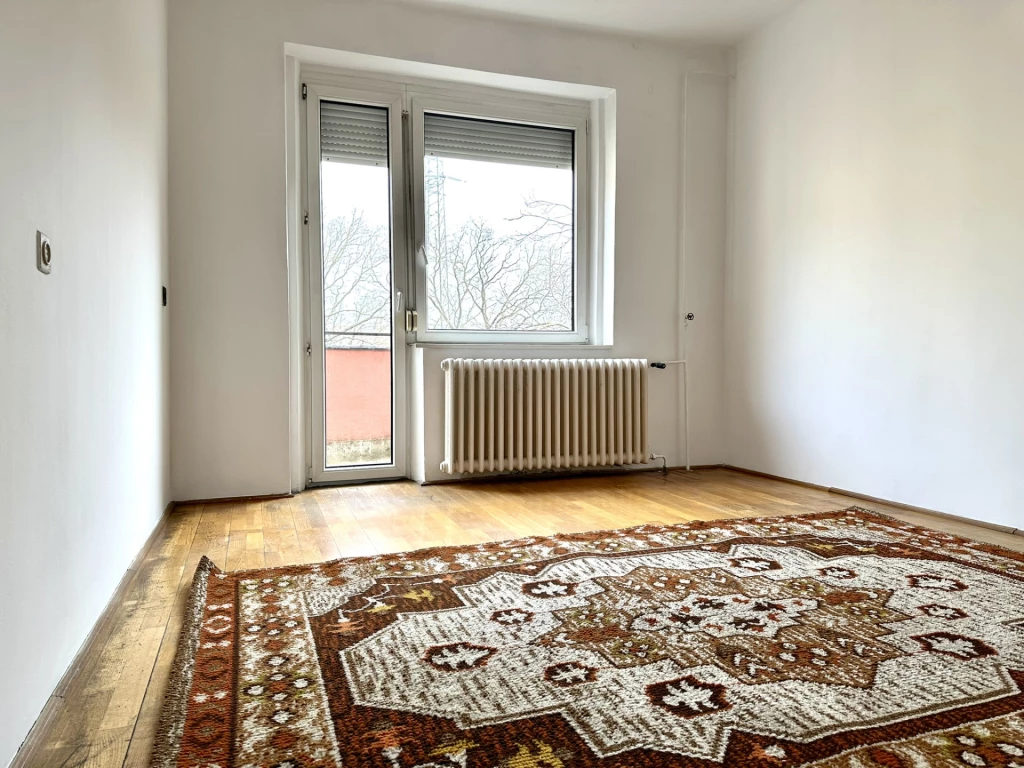 Győr-Nádovárosban 2 szoba hálófülkés, felújítandó téglalakás eladó