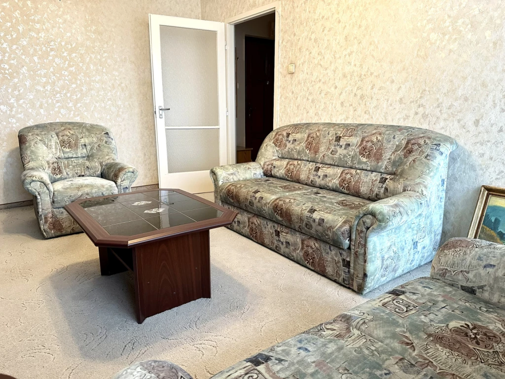 Győr-Nádorvárosban nappali + 2 szobás, erkélyes panellakás eladó