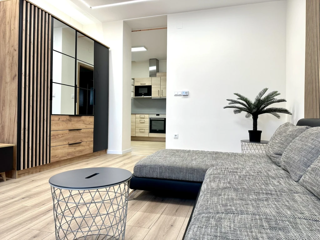 Győr-Nádorvárosban nappali + hálószobás, igényes téglalakás erkéllyel, klímával kiadó