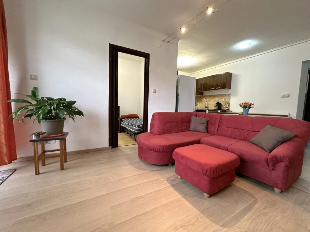 Győr-Ménfőcsanakon nappali + 2 szobás, földszinti téglalakás terasszal, kocsibeállóval eladó