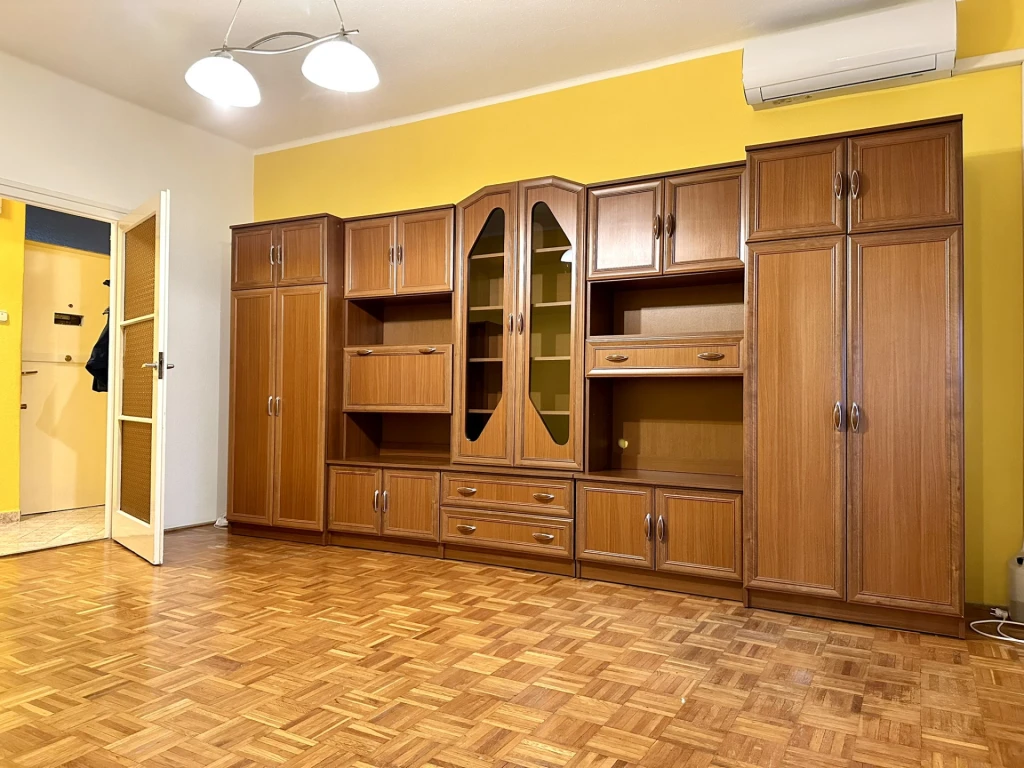Győr-Nádorvárosban, a Bartók B. úton 2 szobás, bútorozott lakás max. 2 fő részére kiadó