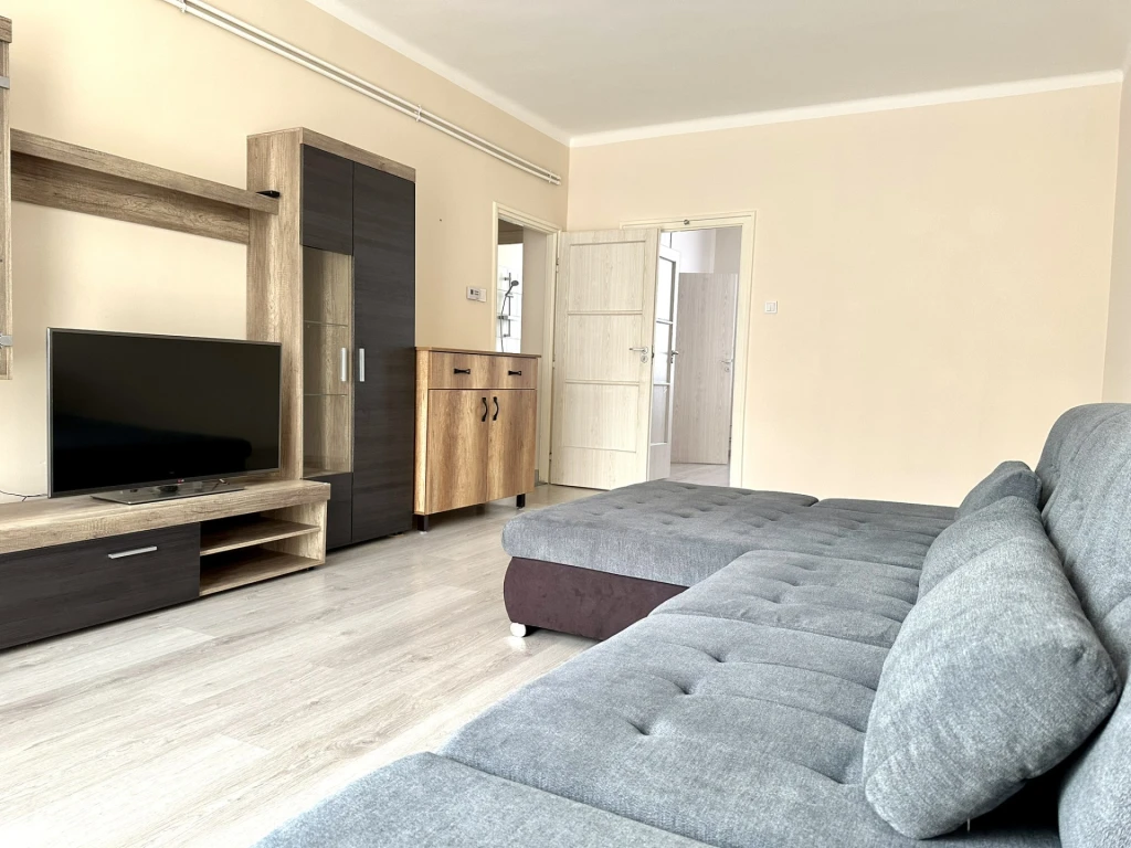 Győr-Nádorvárosban 53 m²-es, 2 szobás, erkélyes, klímás téglalakás kiadó