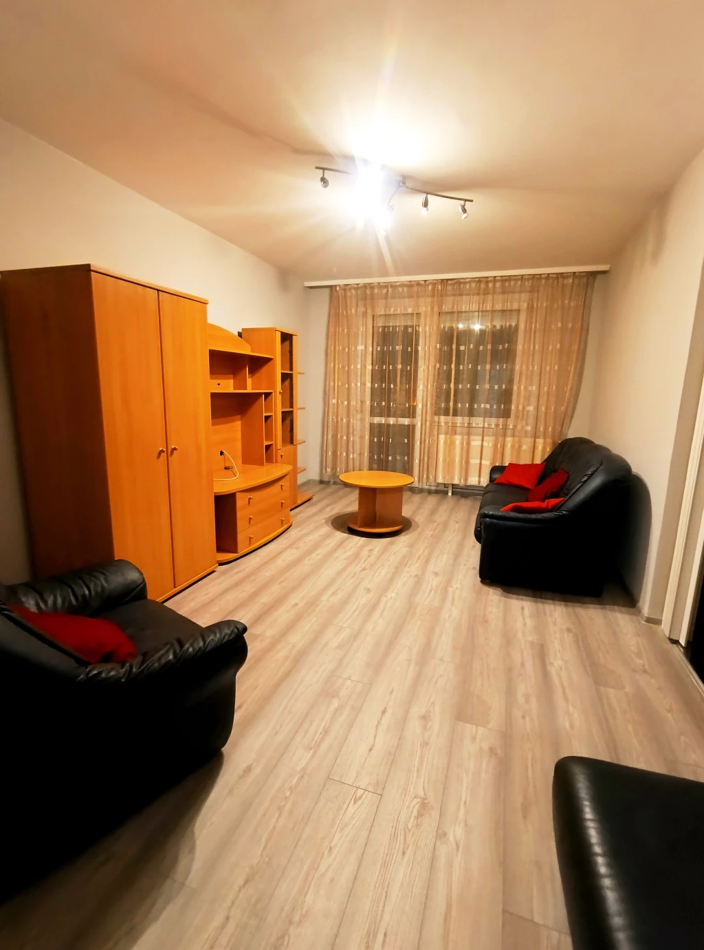 NYÍREGYHÁZA KALEVALA SÉTÁNYON 58 NM-ES 2+1 SZOBÁS BÚTOROZOTT LAKÁS AKÁR GARÁZZSAL KIADÓ