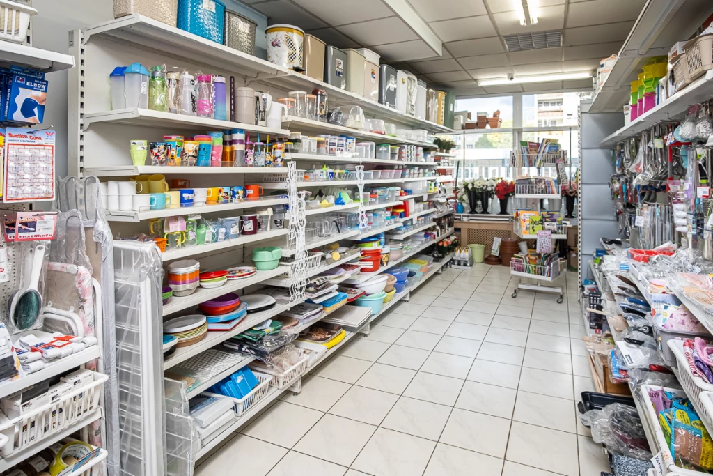 FORGALMAS HELYEN BEVEZETETT ÜZLETHELYSÉG ELADÓ.