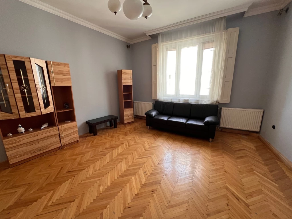 BELVÁROSBAN ÜRES BÚTOROZATLAN 1 SZOBÁS LAKÁS KIADÓ.