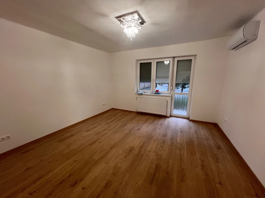 KÓRHÁZ KÖZELÉBEN FELÚJÍTOTT MAGASFÖLDSZINTI LAKÁS KIADÓ.