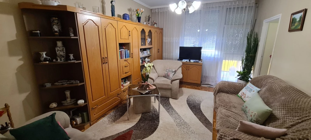 STADION UTCÁN 2.EMELETI ERKÉLYES LAKÁS ELADÓ