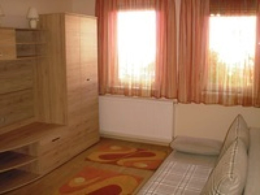 BELVÁROS KÖZELÉBEN FELÚJÍTOTT 38 M2-ES LAKÁS KIADÓ