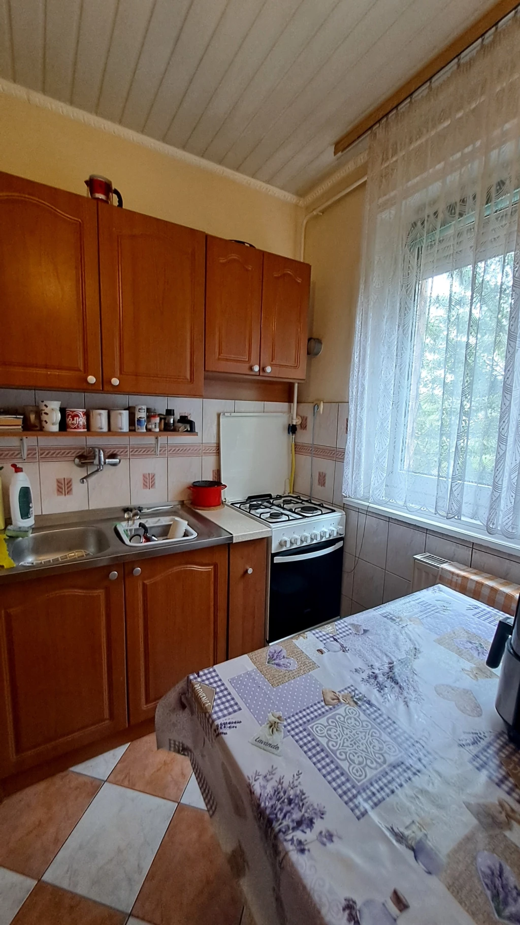 NYÍREGYHÁZA BÚZATÉRI PIACHOZ KÖZEL ELADÓ EGY 1.EMELETI 3 SZOBÁS LAKÁSGARÁZZSAL KERTKAPCSOLATTAL