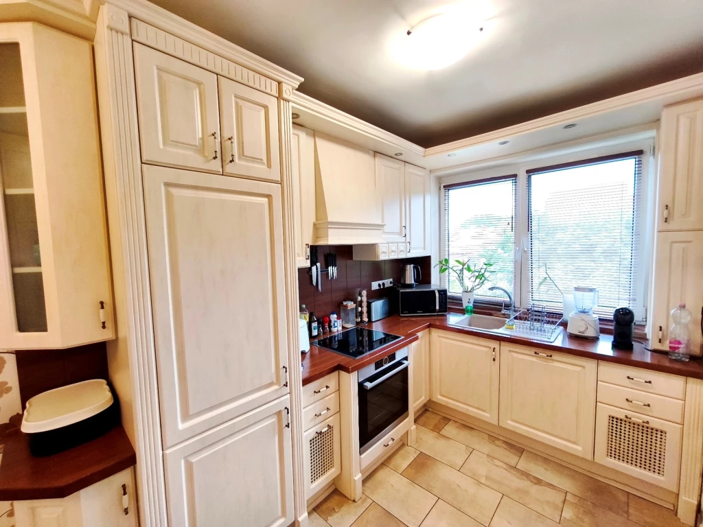 NYÍREGYHÁZA BELVÁROSÁBAN 1.EMELETEN VILÁGOS SZÉP NAGY LAKÁS GARÁZZSAL KERT KAPCSOLATTAL